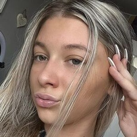 Neve Ellel beautiful actress image