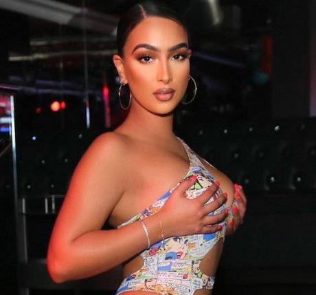 Omaima Benamre model art galleries