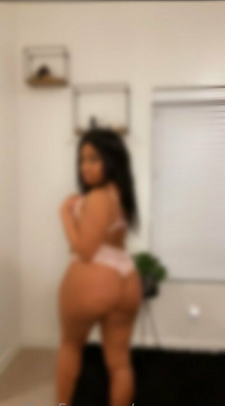 cymonnexo pretty model pictures