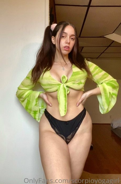 Bendy Lola art model photos