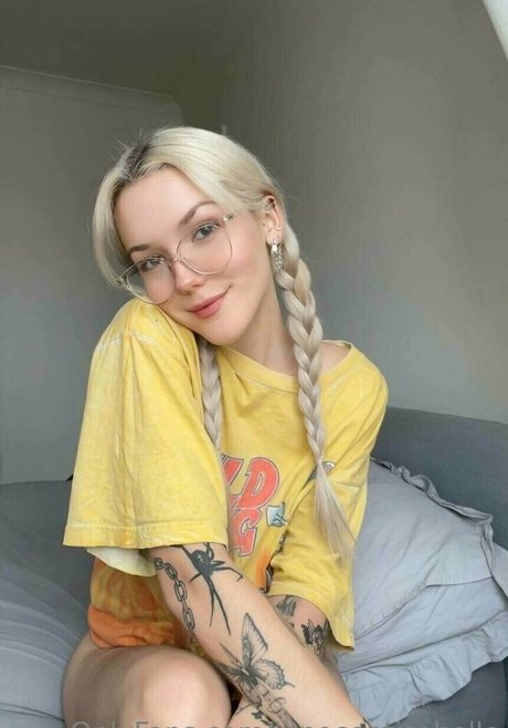 Innocent Isabelle pornstar pretty pics