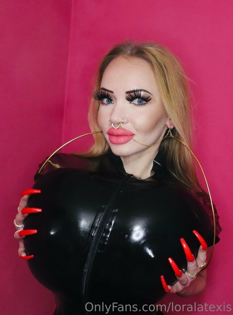 loralatexis naked model pic