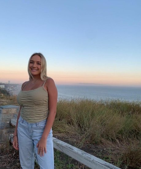 Holly Youpa model pretty pics