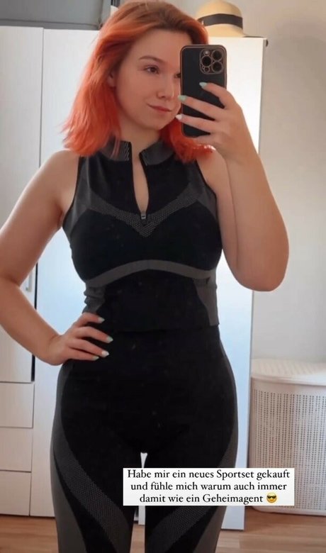 Feedeline pornographic actress photo