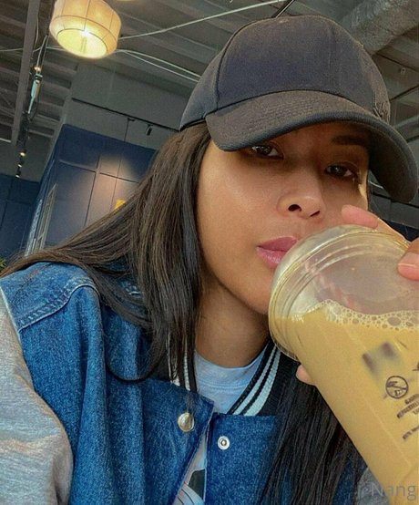 nang uncut model hot photo