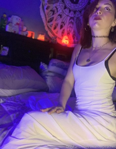 swallowpeaches nude model images