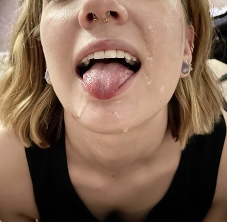 LilMisssIris naked model pics