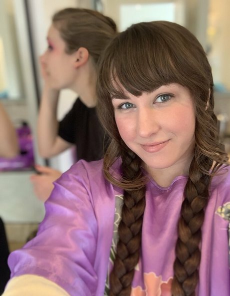 NSFWLeia model hot photos