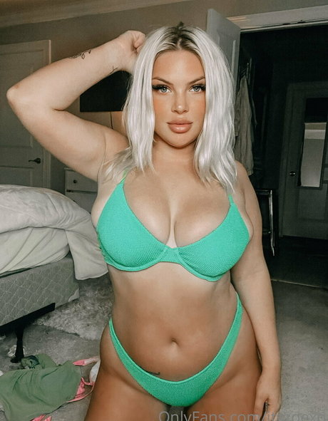 itszoexo model hd image