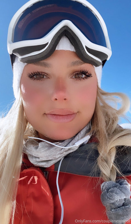 couplenexxdoor naked star photos