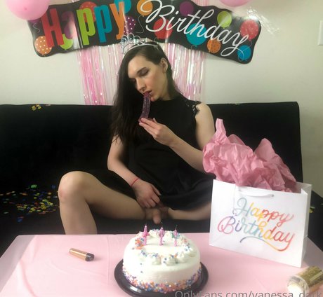 vanessa dark nudes model picture