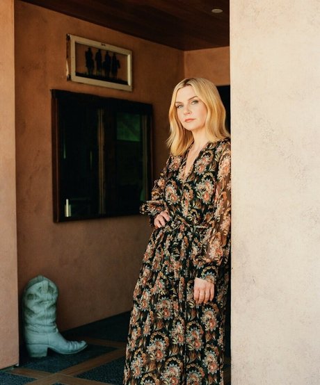 Rhea Seehorn star beautiful photo