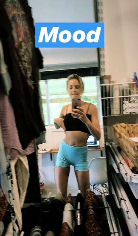 Isabelle Cornish pretty model image