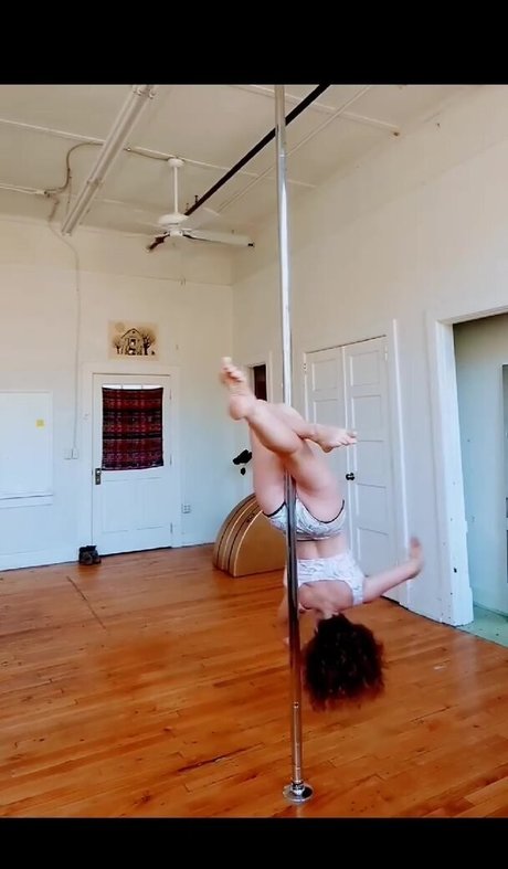 Hallee Hirsh top star pic