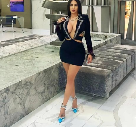 Jasleen Brar star beautiful pics