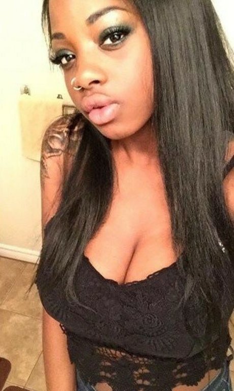 Itstaviaa model top pictures