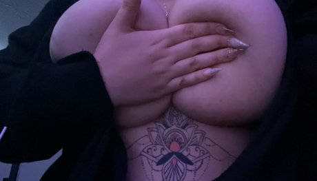 yourfavbustybrat sex model picture