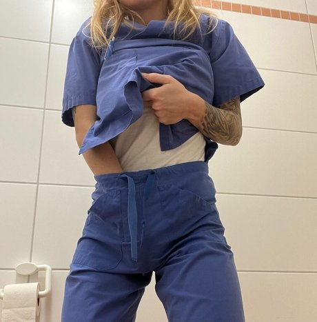 Nurselayla nude model photo