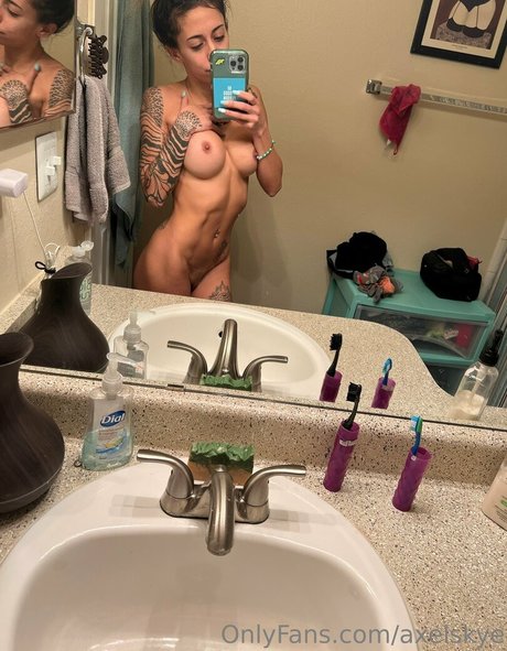 axelskye star hot img