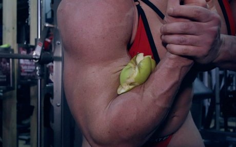 Lisa Cross top model image