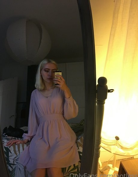 hotless nude model image