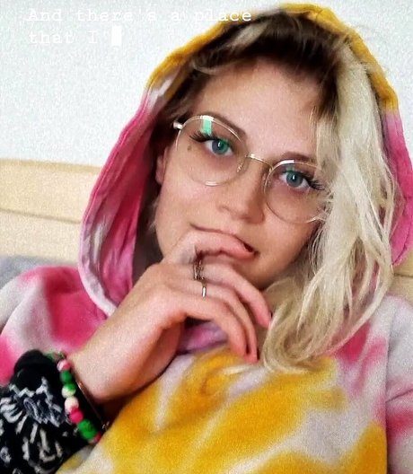 Caroline Haas hot model photo