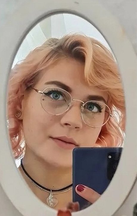 Caroline Haas model hd pic