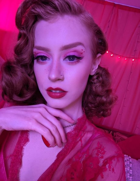 lunarouxfree model pretty img