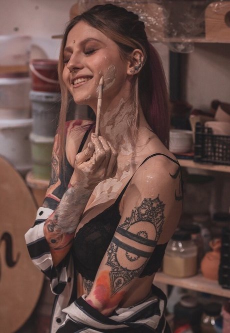 Vse Zrya naked model pictures