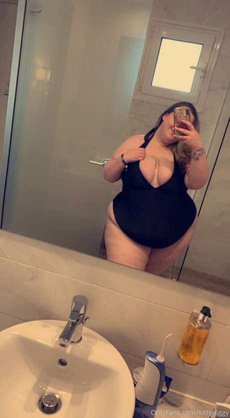 kittypiggy naked model gallery