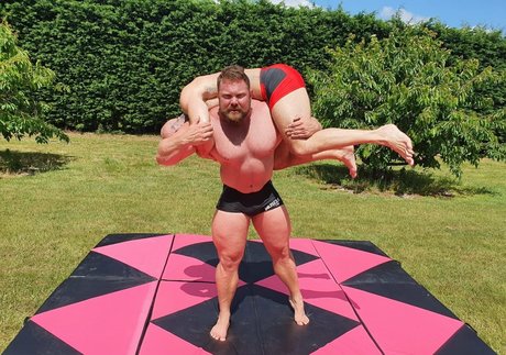 hugeandhung nudes model pic