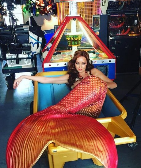 Lindy Booth nudes actress images