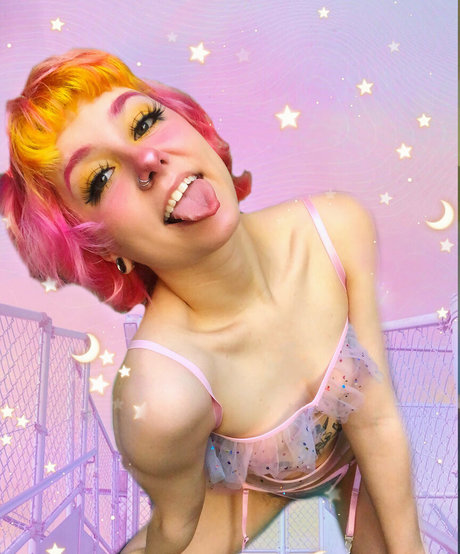 cumsquishfree model nude pic