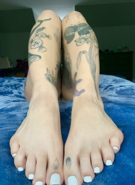 sunni footplay model beautiful pictures