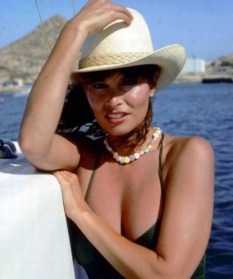 Raquel Welch nude model gallery