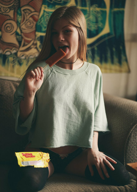 cumtodemmifree adult model image