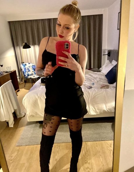 loumonrow naked pornstar img