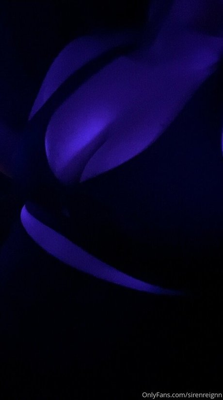 sirenreignn beautiful model image