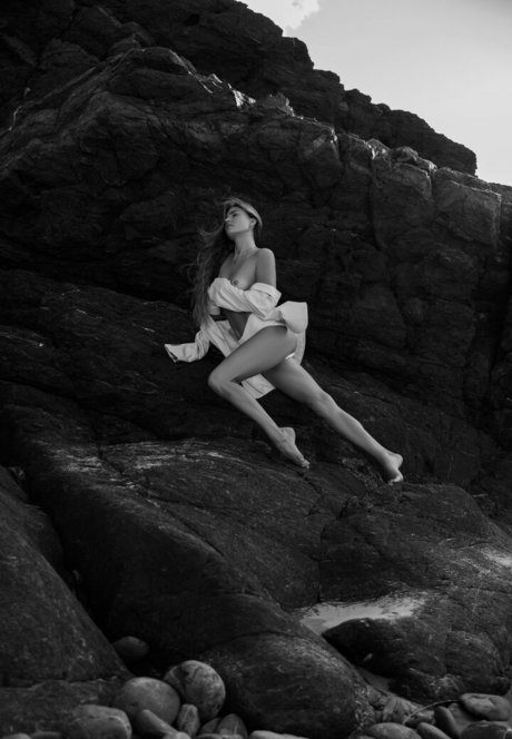 Sjana Elise Earp exclusive model picture