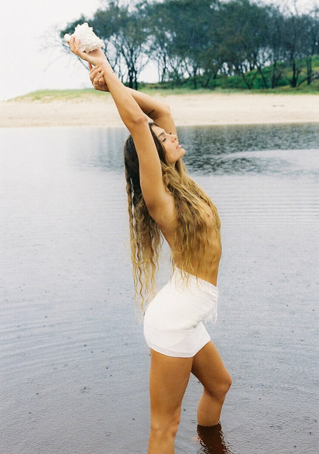 Sjana Elise Earp star hot pics