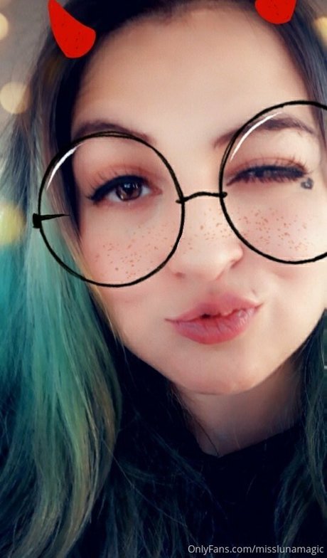 misslunamagic model adult image