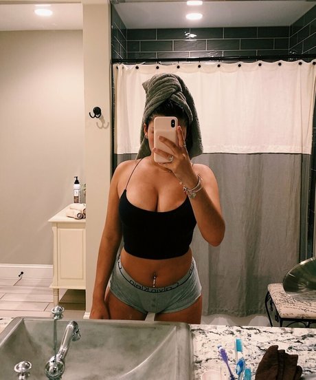 Hannah M model naked pic