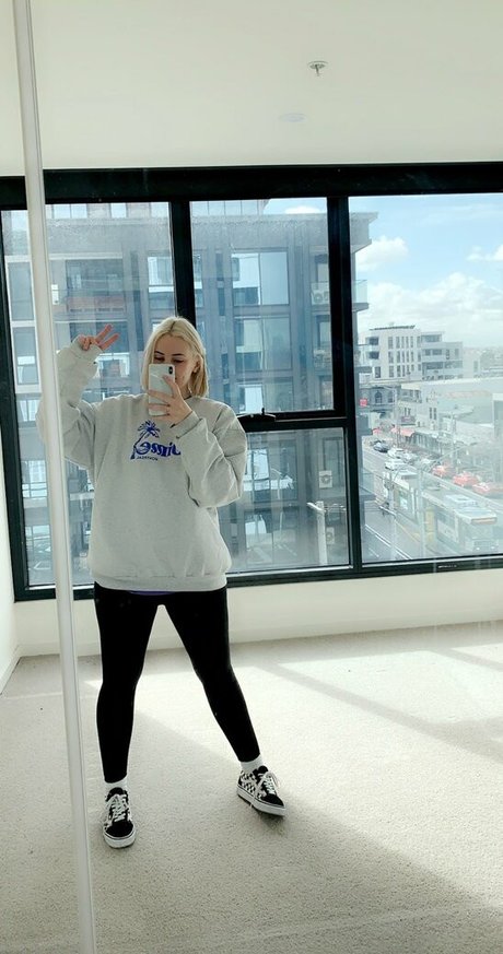 Seshemetka model naked picture