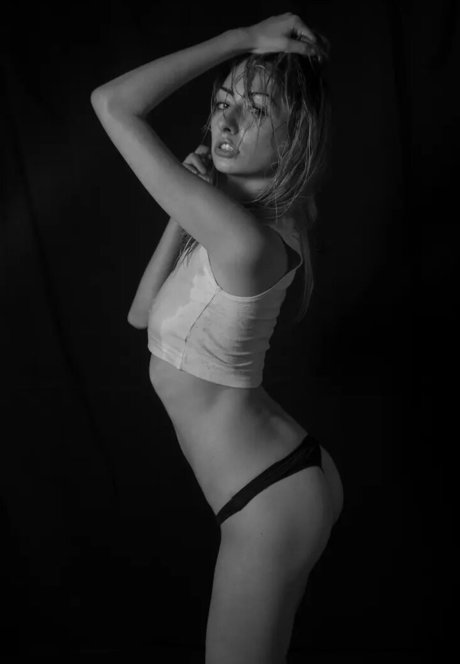 Daniela Bar naked model picture