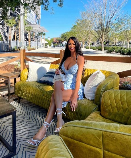 Rachel Stuhlmann adult model image