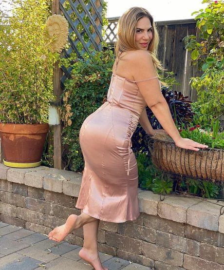 CarlaLuxx model hot pics