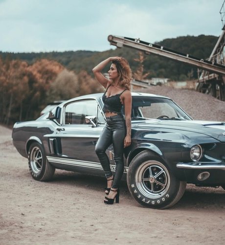 Lisa Yasmin star art pictures