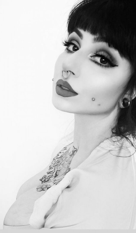 Zainab nude model photo