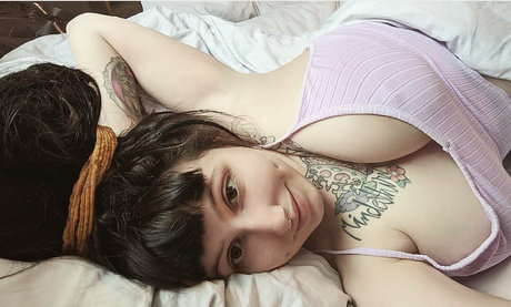 Zainab free model picture