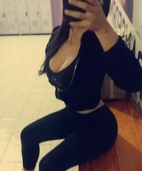 Arely Walle nude model img